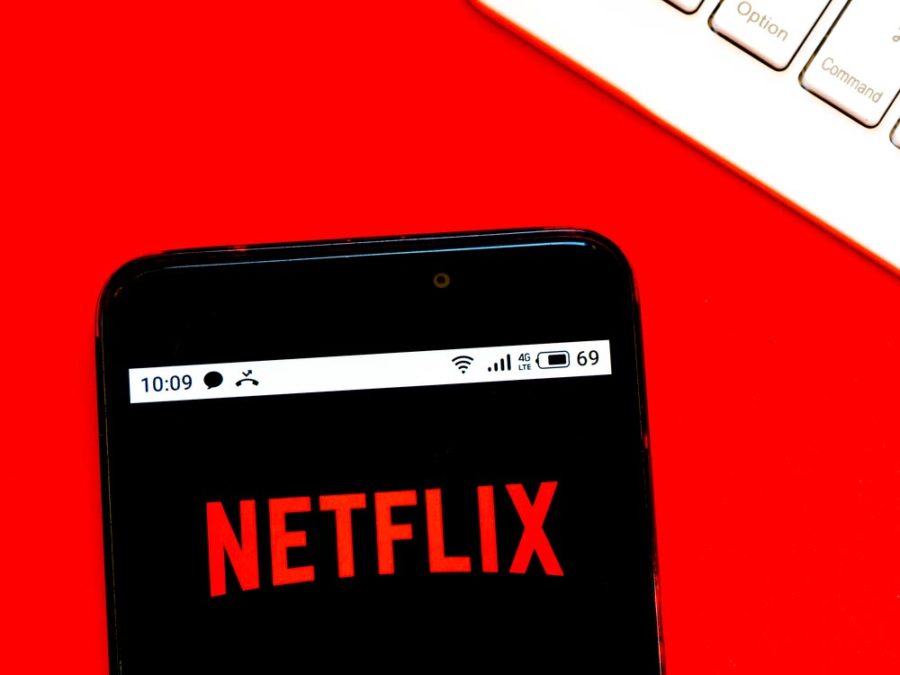 Como baixar filmes e séries da Netflix no PC e no celular para ver offline